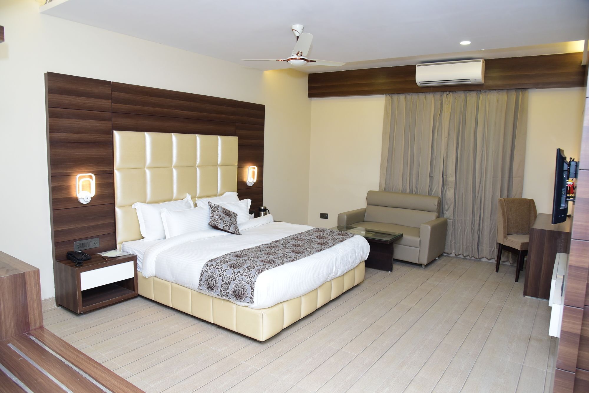 Moments Hotel Lucknow Exterior photo