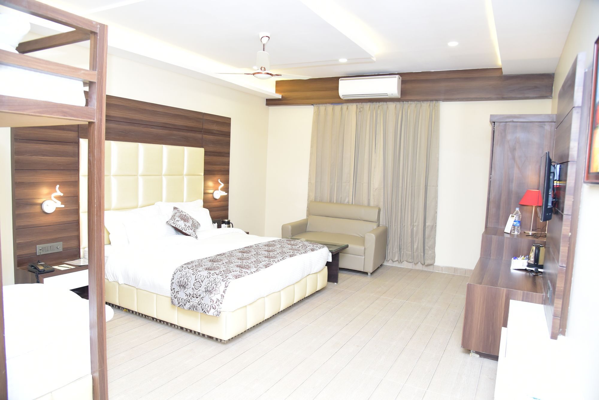 Moments Hotel Lucknow Exterior photo